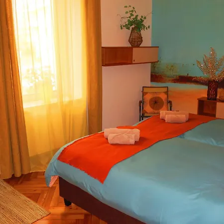 Apartment Goldener Herbst In - Zeitreise - 4 Schlafzimmer Fuer Familien Freunde & 3 Generationen - 200 M2 - Grosse Sonnenterrasse - Restaurants Cafes & Altstadt Bequem Zu Fuss - 2 Parkplaetze - Suedtirol Guest Pass Inklusive