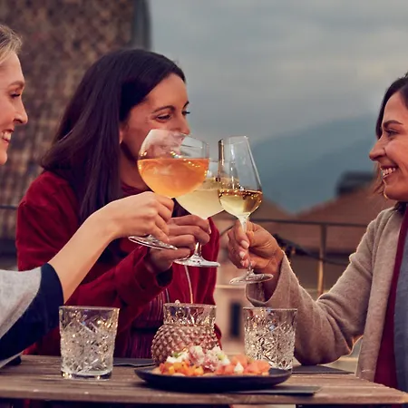 Lägenhet Goldener Herbst In - Zeitreise - 4 Schlafzimmer Fuer Familien Freunde & 3 Generationen - 200 M2 - Grosse Sonnenterrasse - Restaurants Cafes & Altstadt Bequem Zu Fuss - 2 Parkplaetze - Suedtirol Guest Pass Inklusive